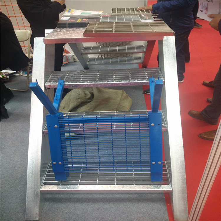 熱鍍鋅鋼格柵踏步板 熱鍍鋅鋼格柵踏步板