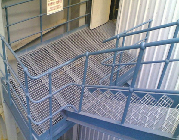 熱浸鋅鋼<a href='http://www.xy-hyd.com'>格柵板</a>踏步